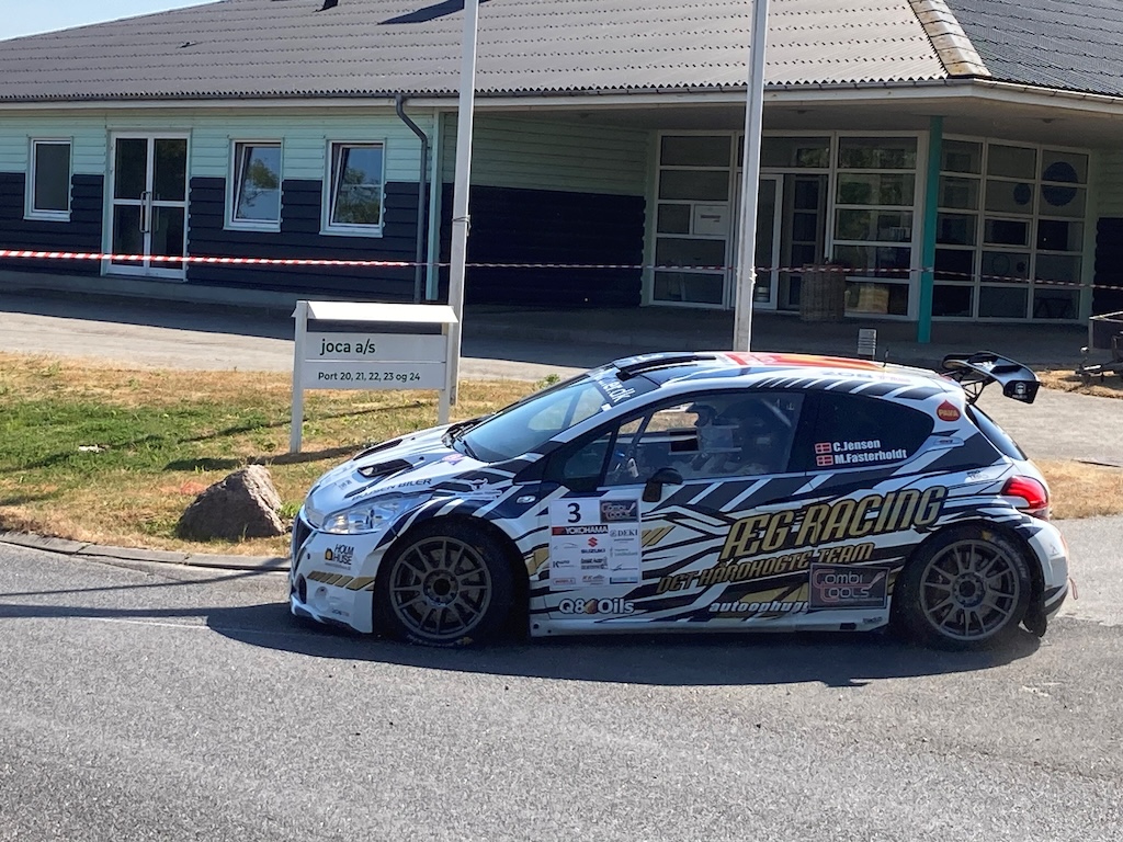 Det var lokale Carsten Jensen fra Tvis, der var generelt hurtigste bil, da der sidste år blev afviklet rally på vejene i Vinderups industrikvarter. I år har han skiftet til en spritny Renault Clio.
(Foto: SOMS)